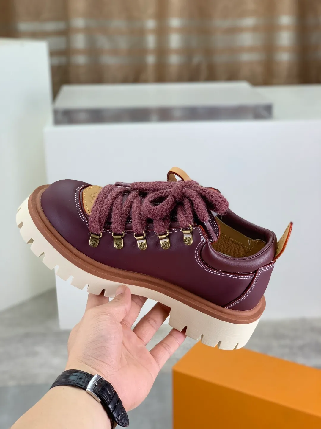 Men's shoes 💰P680 new LV | Louis Vuitton 🧡💚2025 autumn and winter new models, top version ⚠️ The counter features the latest LV REMIX lace-up mountaineering derby shoes, new hard goods 🆕 ❥BS purchasing level! Full of high-end feel! A popular model among bloggers at home and abroad, it’s retro and fashionable, and looks stunning on your feet! Mainly recommended models on the official website★ ━━━━━ ЅᏇєєt ━━━━━ ▪️Upper: top-grade first-layer cowhide ▪️Lining: imported sheepskin ▪️Outsole: original open-molded TPU non-slip outsole ▪️Sole height: 3.5cm ▪️Shoe size: Women 35-41 (41 customization is not returnable) Male 39-45 (46 customized, non-refundable)